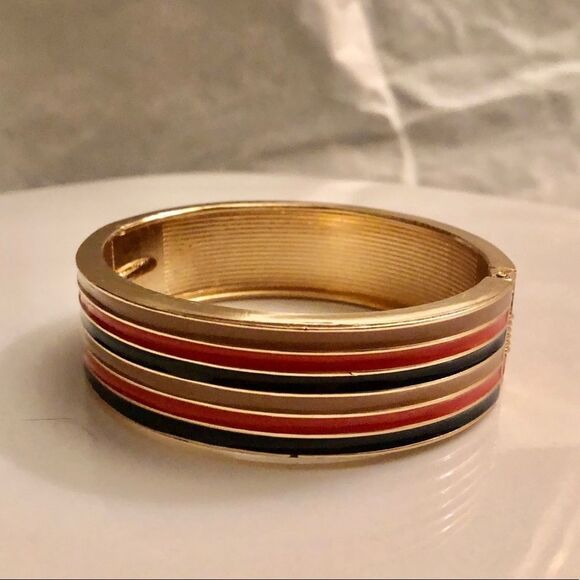 💝Gold tone Bangle with strip design - Picture 2 of 3